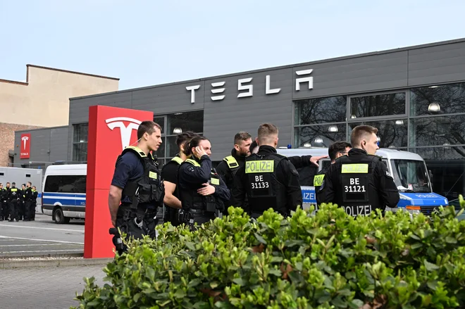 Tesla je v bližini Berlina zgradil veliko tovarno. FOTO: Foto Ralf Hirschberger/Afp