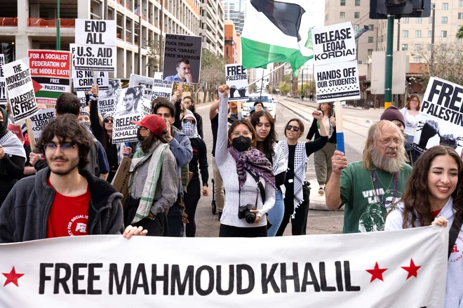 Arizonski protestniki proti izgonu Mahmouda Khalila. Foto: Rebecca Noble/Reuters