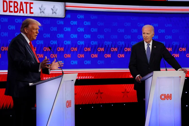Republikanec Donald Trump in demokrat Joe Biden, na fotografiji med njunim zadnjim televizijskim soočenjem, zagovarjata diametralno nasprotni viziji ameriške družbe.  Foto: Brian Snyder/Reuters