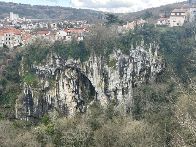 Stometrska pečina, pod katero se skriva vhod v Pazinsko jamo. FOTO: Nataša Čepar/Delo