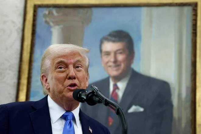 Trumpove ambicije za tretji mandat so sprožile številne razprave in odzive, tako med politiki in pravniki kot med volivci. FOTO: Evelyn Hockstein/Reuters