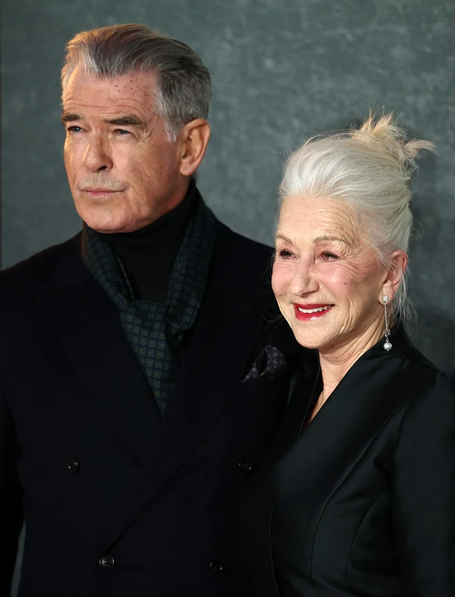 Pierce Brosnan in Helen Mirren na predstavitvi filma Mobland v Londonu. FOTO: Henry Nicholls/AFP