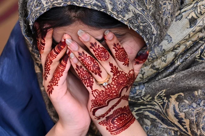 Muslimanka moli v mošeji Badshahi v Lahoreju med praznikom Eid al-Fitr, ki zaznamuje konec islamskega svetega postnega meseca ramadan. Foto: Arif Ali/Afp