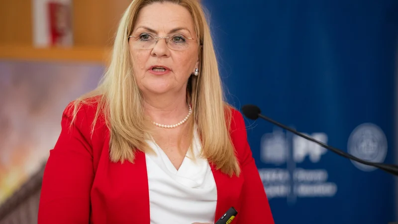 Kandidatka za rektorico Univerze v Ljubljani Irena Mlinarič Raščan s Fakultete za farmacijo pravi, da si bo, če bo izvoljena, prizadevala za krepitev univerze kot odprte in vključujoče institucije znanja, ki bo igrala ključno vlogo v družbi ter prispevala k napredku na lokalni in globalni ravni. FOTO: Boštjan Podlogar/STA