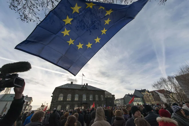 Spremembe v globalni geopolitiki, zlasti vloga Združenih držav Amerike pod vodstvom predsednika Donalda Trumpa, so sprožile premislek o prihodnji usmeritvi teh držav.​ FOTO: Halldor Kolbeins/AFP