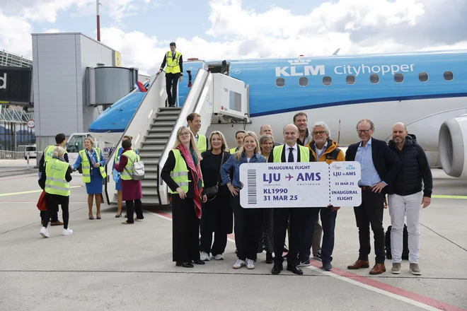 Nizozemski KLM je nov ponudnik letalskih prevozov v Sloveniji, ki od danes ljubljansko letališče povezuje z Amsterdamom. FOTO: Leon Vidic/Delo