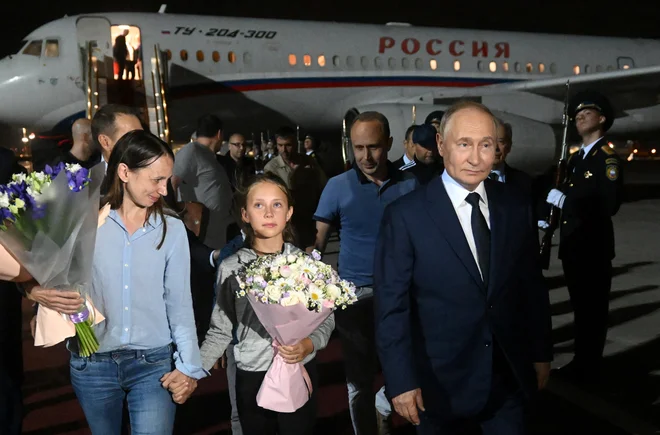 Ruski predsednik Vladimir Putin je lani tako sprejel ruska agenta Ano in Artjoma Dulceva, ki so ju v Ljubljani prijeli decembra 2022. Izjemno draga operacija prikrivanja njune prave identitete je propadla in nekdanja ilegalca sta danes najbolj znana ruska agenta. FOTO: Mikhail Voskresensky/Reuters