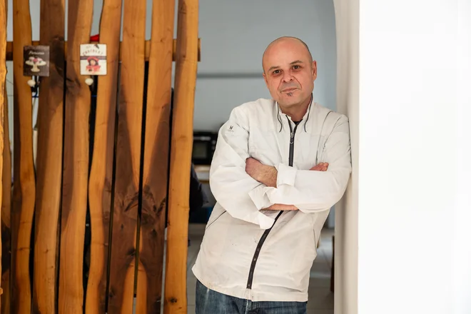 Eden najlepših komplimentov, kar sem jih dobil, je bil od gospe, ki mi je povedala, da je bila v trgovini, kjer je že imela v rokah bombonjero znane švicarske znamke, a si je rekla, pa kaj delam tu, in prišla k meni po darilo.« FOTO: Črt Piksi