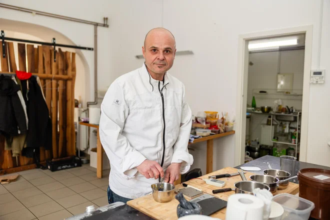 Še eden od bolj nenavadnih okusov je lešnik z ocvirki krškopoljca: »Že pujs ima malce lešnikast okus, tako da gre za nekako logično povezavo. V lešnikovo polnilo sem ocvirke dodal kot dodatek, ki zahrusta.« FOTO: Črt Piksi