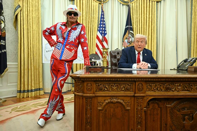 Ameriški predsednik Donald Trump je včeraj v Ovalni pisarni Bele hiše v Washingtonu gostil ameriškega pevca Kid Rocka med podpisovanjem izvršnih ukazov. Foto: Saul Loeb/Afp