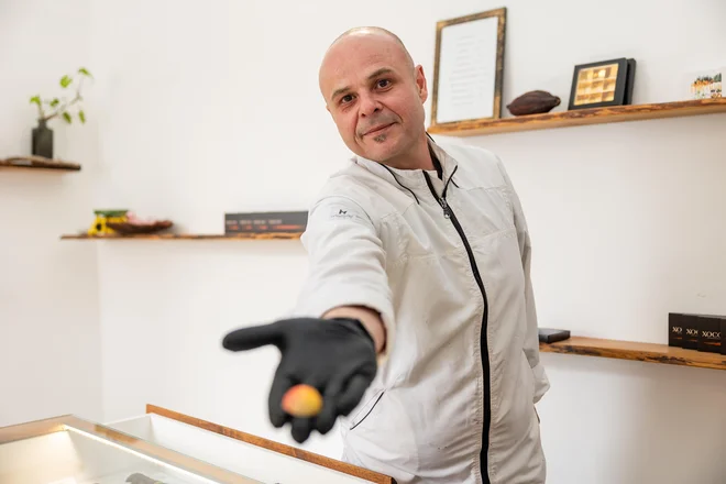 Glazure so iz kakavovega masla, barvila pa so zaradi zaostrene zakonodaje EU manj intenzivna, a bolj naravna: »Vidi se, da so naše barve manj intenzivne, se manj svetijo kot ameriške, kjer še vedno lahko uporabljajo umetne in bolj škodljive.« 