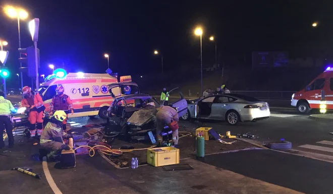 V zmečkanem peugeotu je umrl 30-letnik. Fotodokumentacija Dela