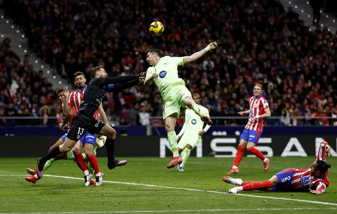 Bo Jan Oblak tokrat zaustavil vročega Roberta Lewandowskega? Foto Juan Medina/Reuters