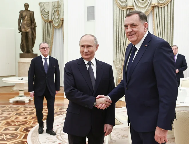 Milorad Dodik se je v Moskvi srečal z Vladimirjem Putinom, čeprav je sodišče BiH zanj izdalo nalog za pridržanje in privedbo. Foto Mikhail Tereshchenko/Reuters