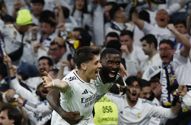 Strelec Antonio Rüdiger in podajalec Arda Güle sta postavila piko na triler z osmimi goli na stadionu Santiago Bernabeu. FOTO: Juan Medina/Reuters