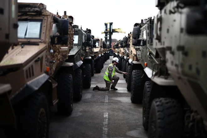 Države članice bi na področju obrambe lahko preusmerile sredstva v podjetja, ki delujejo na področju obrambe ali kritične infrastrukture. FOTO: Henry Nicholls/AFP