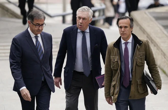 Bo tudi na sodišču izbojeval veliko zmago? Trener madridskega Reala Carlo Ancelotti (v sredini) je na včerajšnje sojenje zaradi domnevne utaje davkov prišel »obrožen« z najboljšimi finančnimi strokovnjaki. FOTO: Ana Beltran/Reuters
