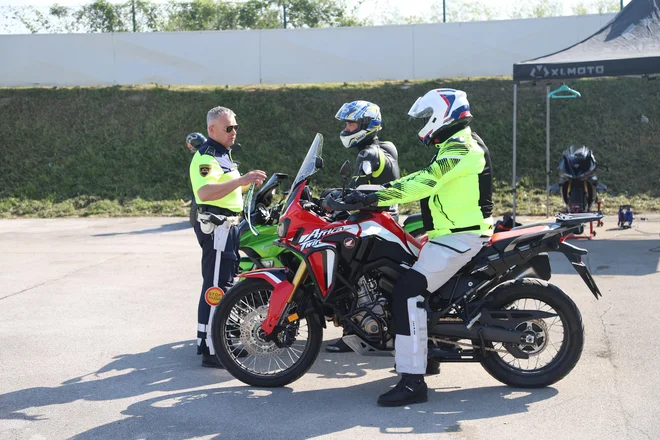Motoristi so prisluhnili navodilom inštruktorjev. FOTO: Tanja Jakše Gazvoda
