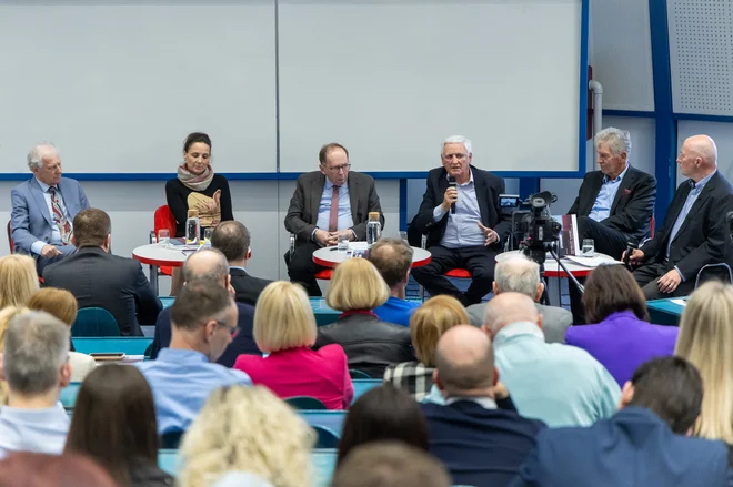 Predstavitvi knjige je sledila okrogla miza, na kateri so sodelovali Davorin Kračun (fiskalni svet RS), Saša Jazbec (ministrstvo za finance), avtor Dušan Mramor, Janez Prašnikar (ekonomska fakulteta), mednarodni bančnik Marko Voljč in moderator Ali Žerdin (Delo). FOTO: Voranc Vogel