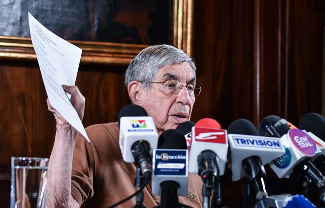 Na torkovi novinarski konferenci je odločno povedal: »Če me kdo želi kaznovati v upanju, da me bo utišal, mu to ne bo uspelo.« FOTO: Ezequiel Becerra/AFP