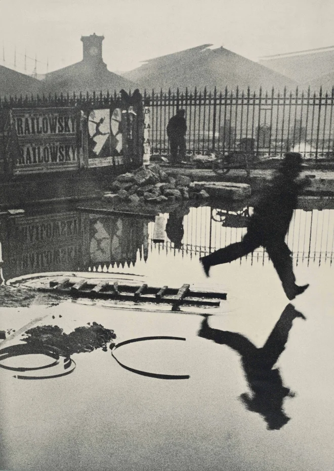 Henri Cartier-Bresson (1908–2004, Francija): Za postajo Saint-Lazare, Pariz, 1932. FOTO:  © Henri Cartier-Bresson, Magnum Photo. Z dovoljenjem galerije OstLicht, Dunaj.