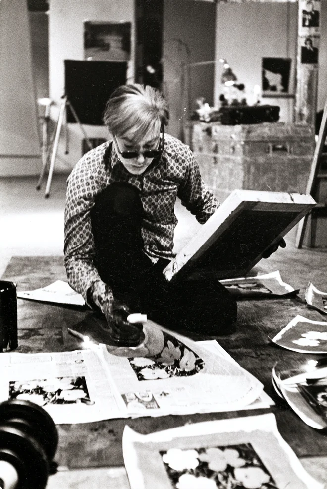 Eve Arnold (1912–2012, ZDA): Andy Warhol dela v svoji Silver Factory, New York City, 1964. FOTO:  © Eve Arnold, Magnum Photo. Z dovoljenjem galerije OstLicht, Dunaj.