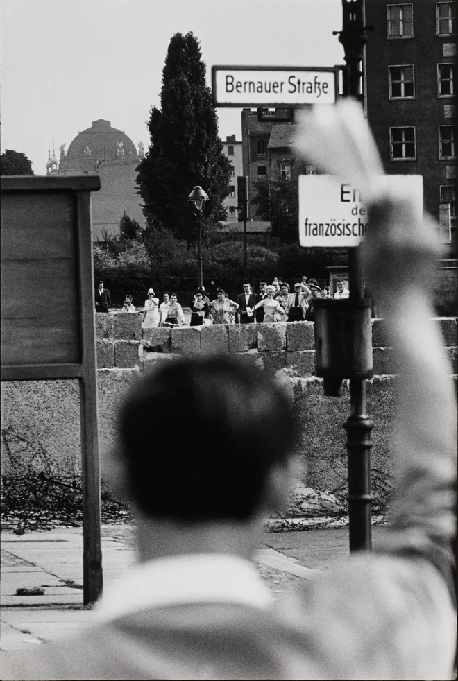 René Burri (1933–2014, Švica): Po izgradnji berlinskega zidu, Zahodna Nemčija, avgust 1961. FOTO: © René Burri, Magnum Photo. Z dovoljenjem galerije OstLicht, Dunaj