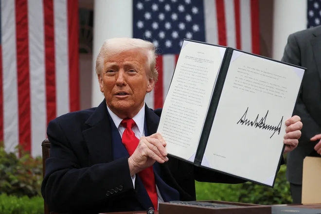 Trump utemeljuje uvedbo carin s potrebo po kaznovanju držav, ki po njegovem s svojimi trgovinskimi politikami izkoriščajo ZDA in kradejo ameriška delovna mesta. FOTO: Leah Millis/Reuters