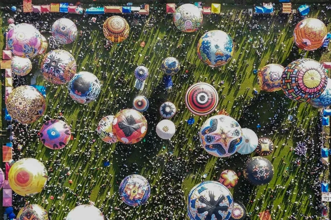 Baloni večinoma izdelani iz recikliranega papirja privezani lebdijo v zraku med vsakoletnim festivalom balonov v mestu Wonosobo v osrednji Javi, ki poteka od leta 1950. Foto: Devi Rahman/Afp