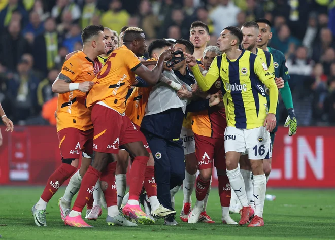 Na tekmah Fenerbahčeja in Galatasaraya je vedno vroče. FOTO: Umit Bektaš/Reuters
