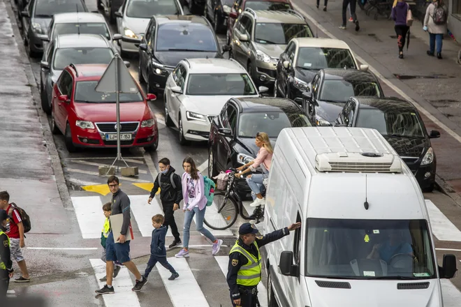Ljubljana se v jutranjih in popoldanskih konicah še vedno duši v prometu. FOTO: Voranc Vogel/Delo