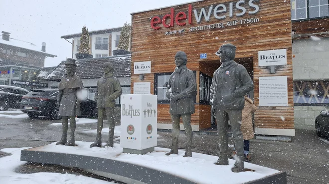 Marca letos so obeležili šest desetletij od tedna, ko je tudi Obertauern zajela beatlomanija. Nanjo še vedno spominja obeležje pred hotelom Edelweiss, kjer so bili nastanjeni. FOTO: Urša Izgoršek