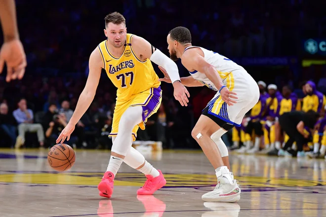 Dončić v dvoboju s Curryjem. FOTO: Gary A. Vasquez/Reuters