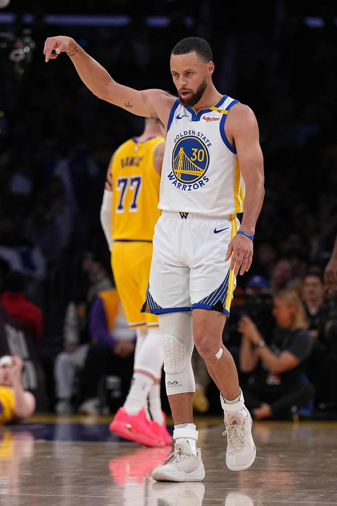 Curry je v Los Angelesu dobil vzklike »MVP, MVP« s tribun,  gledalci so bili hvaležni za novo vrhunsko predstavo 37-letnika. FOTO: Michael Owens/AFP