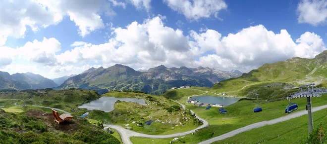 Enajst gorskih jezer ustvarja poletno panoramo Obertauerna. FOTO: Shutterstock