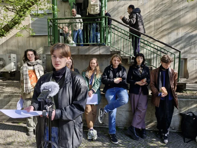 Novinarji Radia Študent z donacijami študentskih obrokov Kraljem ulice opozarjajo na slabo reševanje socialnih stisk tako študentov kot preostalih prebivalcev. FOTO: M. B.