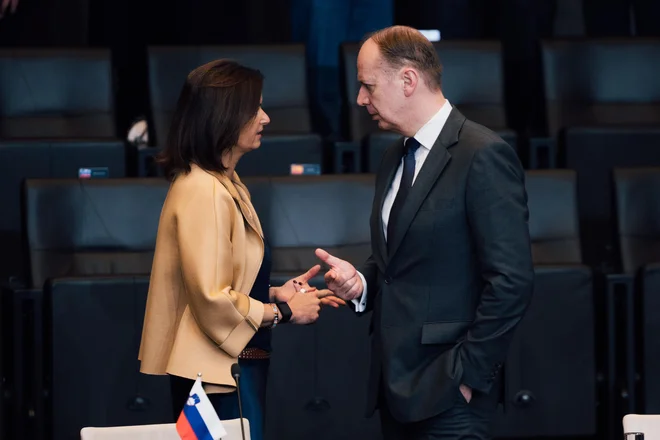 Slovenija naj bi šla hitro do dveh odstotkov in nato v nekaj letih na tri odstotke BDP za obrambo. Na fotografiji zunanja ministrica Tanja Fajon in stalni predstavnik pri Natu Andrej Benedejčič. FOTO: MZEZ