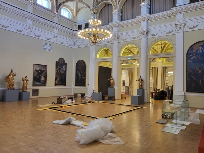 Povsem spremenjena je Slavnostna dvorana, sicer najreprezentančnejša dvorana Narodne galerije. FOTO: V. U.