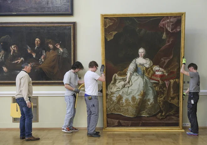 Med izpostavjenimi protagonisti bosta slikar Almanach, katerega pravo ime so nedavno razvozlali (levo njegovi Kvartopirci II), in baročna cesarica Marija Terezija (desno na odlični sliki Martina van Meytensa ml.). FOTO: Jože Suhadolnik/Delo