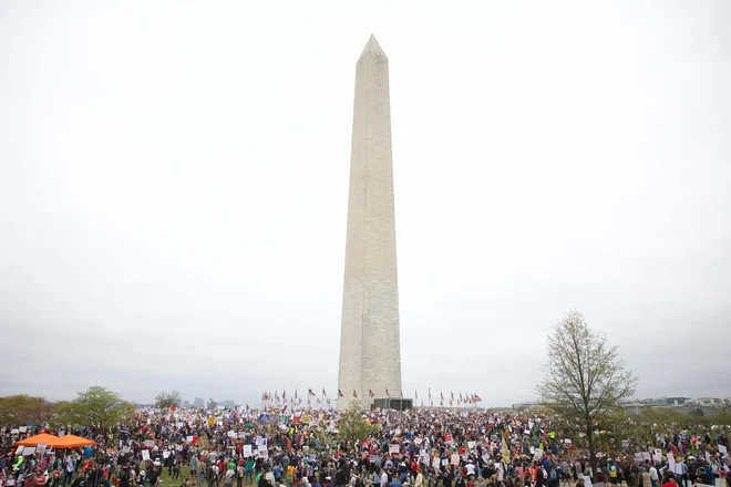 Demonstranti pred obeliskom predsednika Georgea Washingtona. Foto: Amid Farahi/Afp