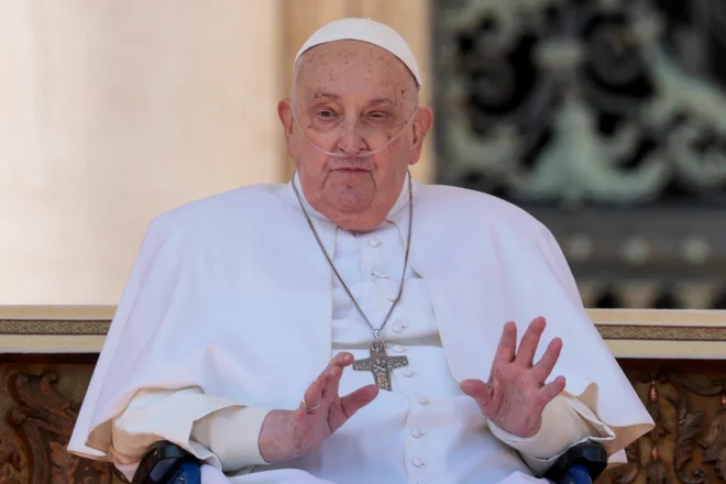 Pope Francis gestures as he appears for the first time since his return to the Vatican, in Saint Peter square, at the Vatican, April 6, 2025. REUTERS/Remo Casilli Foto Remo Casilli Reuters
