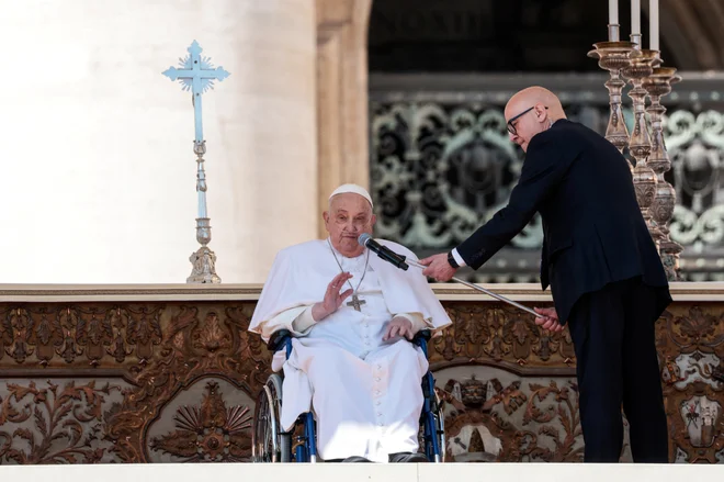 Pope Francis gestures as he appears for the first time since his return to the Vatican, in Saint Peter square, at the Vatican, April 6, 2025. REUTERS/Remo Casilli Foto Remo Casilli Reuters