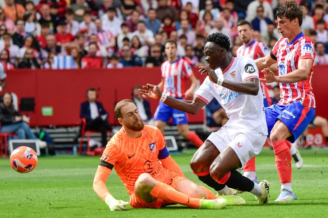 Jan Oblak je dobro prestal tudi trk z Nigerijcem Akorjem Adamsom. FOTO: Cristina Quicler/AFP