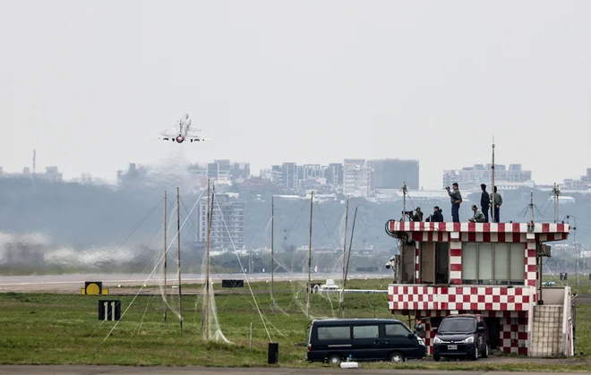 Vse pogostejše in obsežnejše vojaške vaje, ki jih kitajska Ljudska osvobodilna armada (LOA) izvaja v neposredni bližini Tajvana, v Tajpeju sprožajo resne skrbi, da meja med rutinsko vajo in pripravo na dejanski napad postaja nevarno zabrisana.  FOTO: I-hwa Cheng/AFP