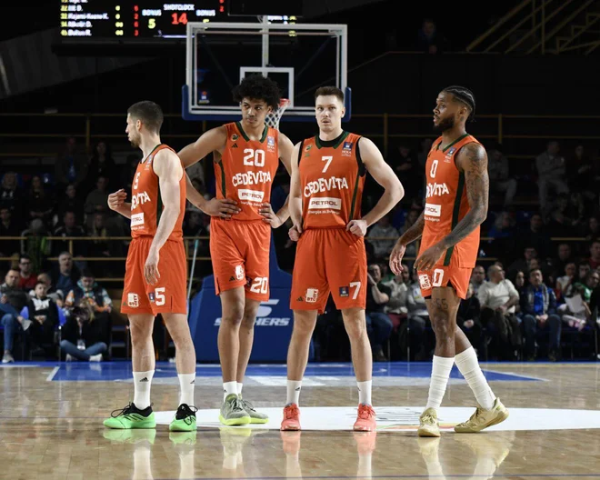 Košarkarji Cedevite Olimpije niso skrivali razočaranja. FOTO: KK Cedevita Olimpija/ABA