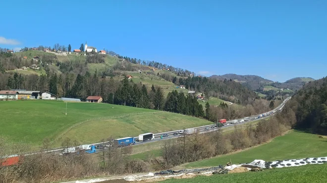 Včerajšnji zastoj avtocestnem odseku, kjer je bil do začetka aprila zaprt le odstavni pas. FOTO: Marko Štor