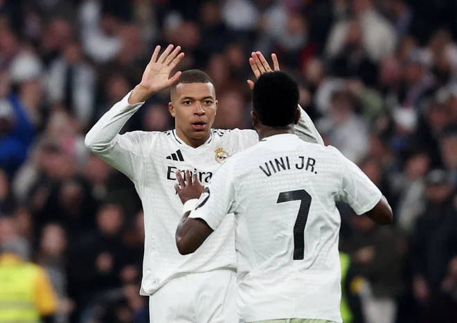 Vse je v najlepšem redu, je o tem, v kakšnem odnosu je z Brazilcem Vinicusem Juniorjem, zatrdil Kylian Mbappe. FOTO: Violeta Santos Moura/Reuters