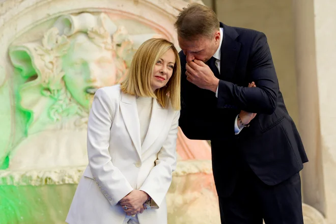 Premierko Giorgio Meloni in kmetijskega ministra Francesca Lollobrigido skrbi za usodo italijanskih pridelovalcev in predelovalcev hrane in vina. FOTO: Remo Casilli/Reuters