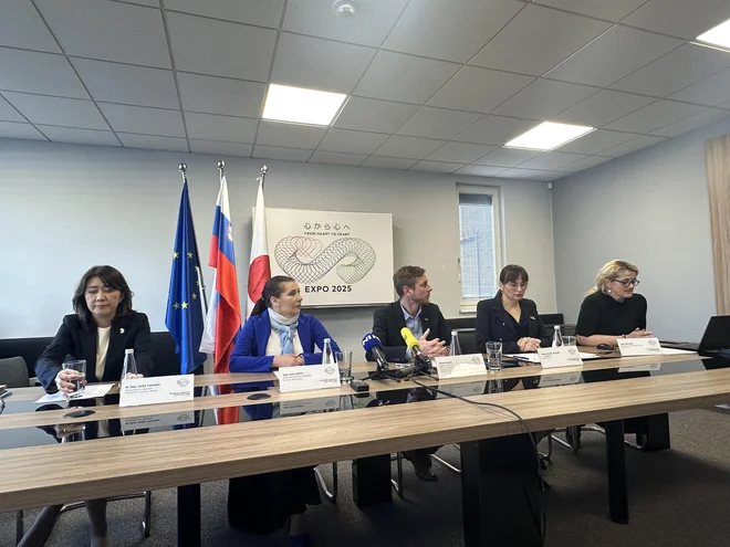 Predstavitev slovenske udeležbe na svetovni razstavi (z leve): veleposlanica Japonske Akiko Jošida, generalna komisarka Slovenije za Expo 2025 Saša Leban, direktor direktorata za internacionalizacijo Jernej Salecl, v. d. direktorica Spirita Tamara Zajec Balažič in predstavnica za odnose z javnostmi na Spiritu Lidija Vinkovič. Foto N. G.