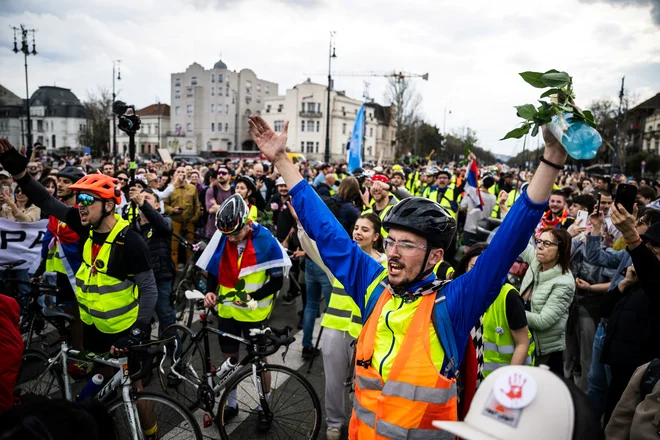 Srbski kolesarji, ki opozarjajo evropske instutucije na mesece protestov v Srbiji, so se minuli konec tedna na poti v Strasbourg ustavili v Budimpešti. Foto Marton Monus/Reuters